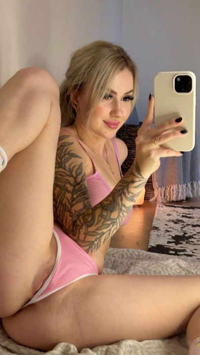 @Alinaluna20, 25 years old from United Kingdom