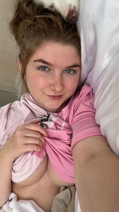 Anecute20, 22 years old from United States