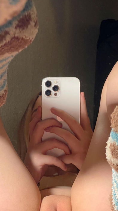 @Hot_girl323, 20 years old from United Kingdom