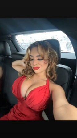 ekcatherinee6576's snapchat gallery - nude, dirty, fuck, Topless, Curvy, Big Boobs, Blonde, Brunette, Selfie (2/3)
