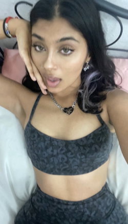 itspaulaxoxo's kik gallery - horny, dirty, femdom, Brunette, Asian, Selfie (3/3)