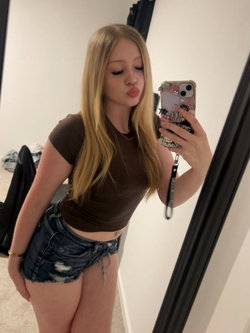 petew94782's telegram gallery - boobs, anal, femdom, Topless, Thong, Curvy, Petite, Blonde, Brunette, Selfie (4/5)