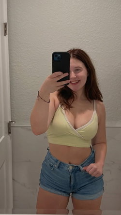 aarianaqueen's telegram photo - Curvy, Brunette, Selfie