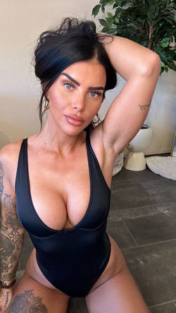 emaleedsf35's snapchat gallery - Nudes, Thong, Thick, Curvy, Big Boobs, Brunette, Latina, Tattoo (2/3)