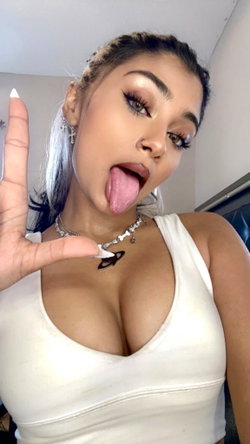 itspaulaxoxo's kik gallery - horny, dirty, femdom, Topless, Thong, Thick, Curvy, Brunette, Asian, Selfie (4/5)