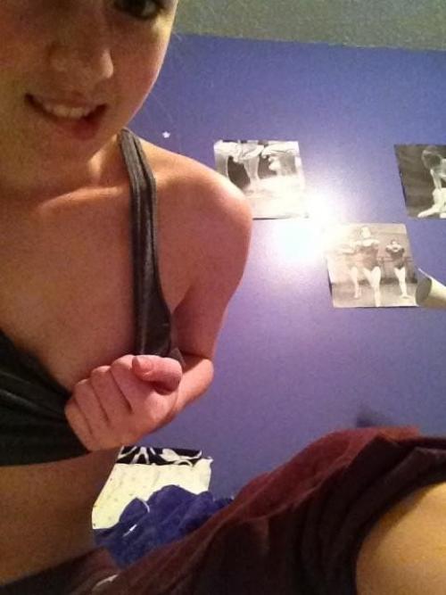 let me wrap my leg around your ear and sit on your face kik me @ ziasky19