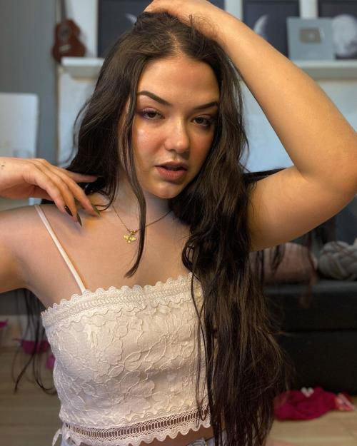 I'm bored asf any guy available or interested in fun chat or hookup.