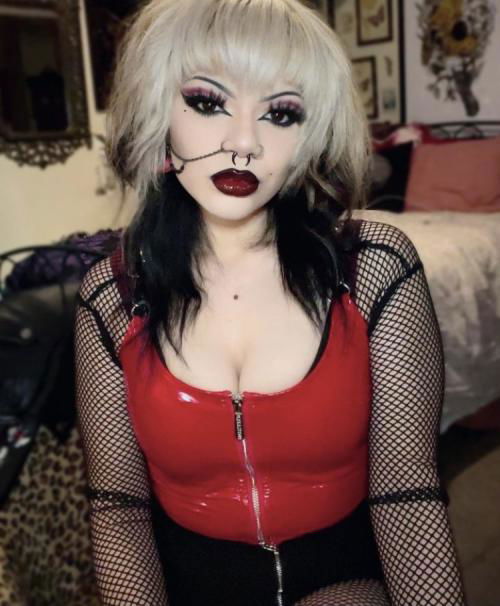 I’m a powerful mistress looking for a submissive and loyal slave that will serve this mistress