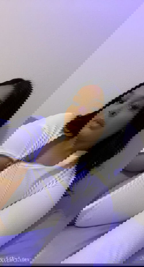 Hello Am an escort available for hook up