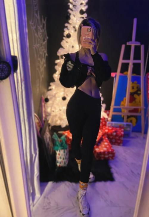 Super horny girl waiting for you, add my kik>>>> hannah123rowe