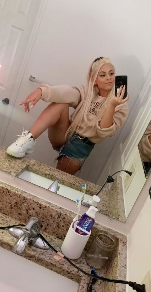 I'm down for hookup and sext chat me on kik: kobedaina0