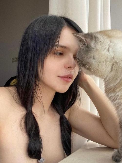 25 [F4M] I work as a model, helping clients. KIK: casiekitchen