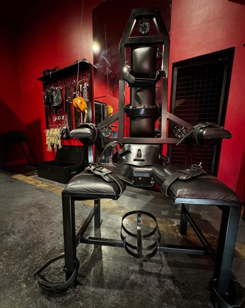 Who wanna be in my dungeon  hit me up on kik asap