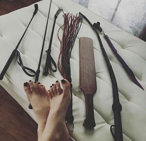 I’m a pro domme mistress here looking for a submissive slave to own dm on Kik if you’re interested @mistreatedclara