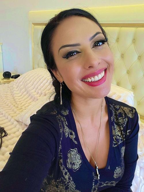I'm Mistress Ezada seeking for a submissive slave to train and own