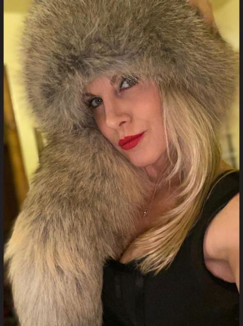 I do sissy slave live sessions I seek a sissy slave
