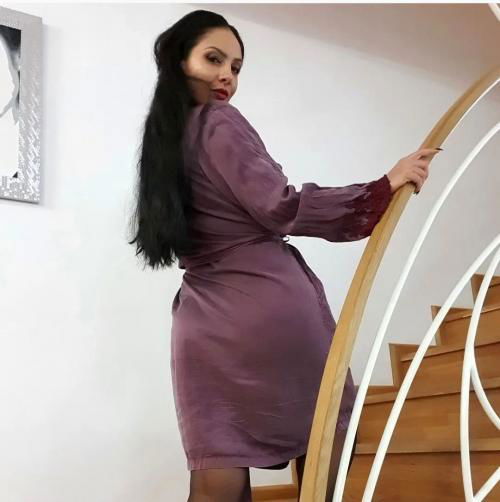 I'm Mistress Ezada seeking for a submissive slave to train and own