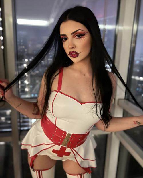 I’m a professional dominant mistress here looking for a submissive slave to dominate