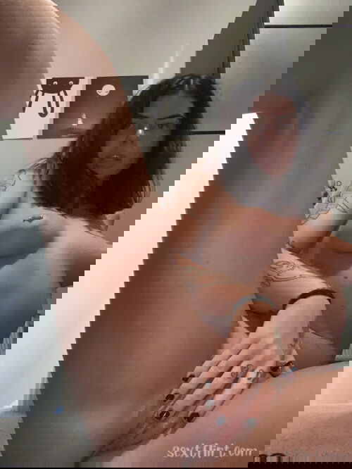 Wanna play with my pussy 