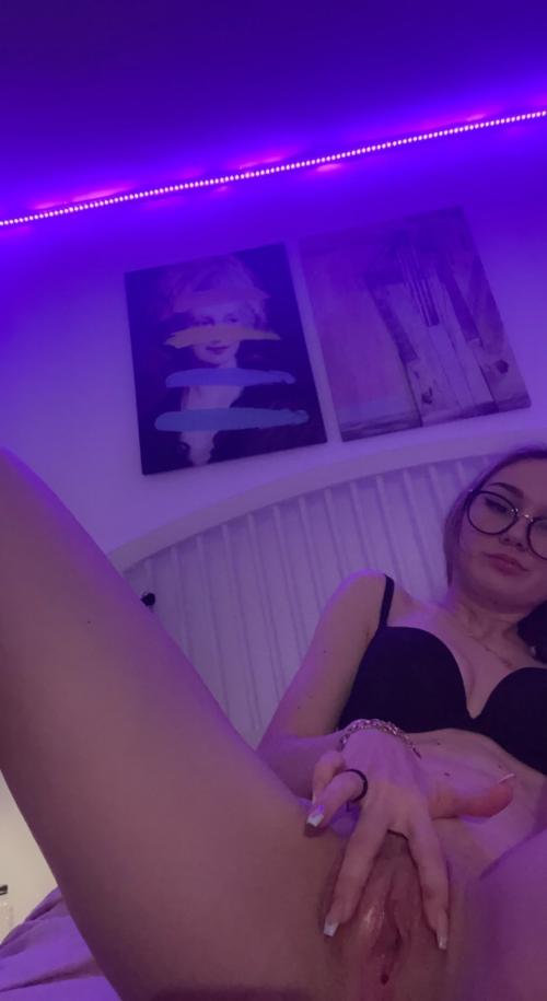 I’m so horny do you have fun with me add me-@jeki22