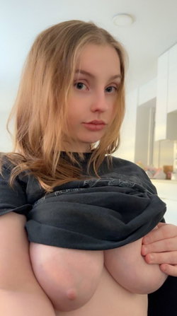 parakitirchoya's snapchat gallery - nude, porn, horny, sexy, Nudes, Topless, Curvy, Blonde, Brunette, Selfie (3/4)