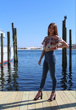 sarahtorz12's telegram gallery - Petite, Brunette, Selfie (5/5)