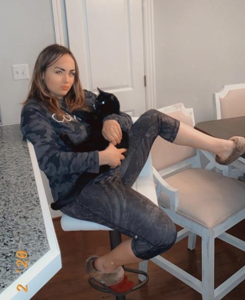 Available for a quick meet up…wanna have fun??HMU on my Snapchat  at Maria_queens21