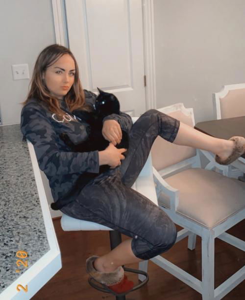 Available for a quick meet up…wanna have fun??HMU on my Snapchat  at Maria_queens21