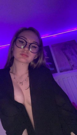 bennetlivia's kik photo - ass, horny, babe, Topless, Blonde, Selfie