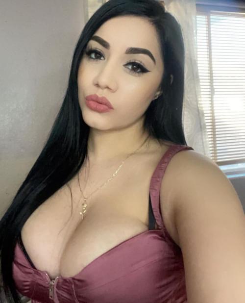 If you looking for hooker and who to give out nude pictures and video sex you can hit me up on snap chat we can deny it