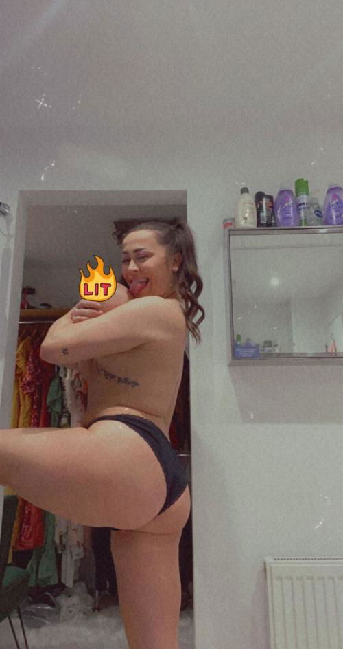 Darling I'm so horny add me Snapchat isabella01667