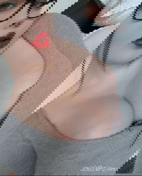 HMU for both hookup and sexting.