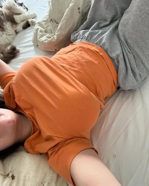 I'm chilling in my bed alone very horny add me Snapchat: rose55w