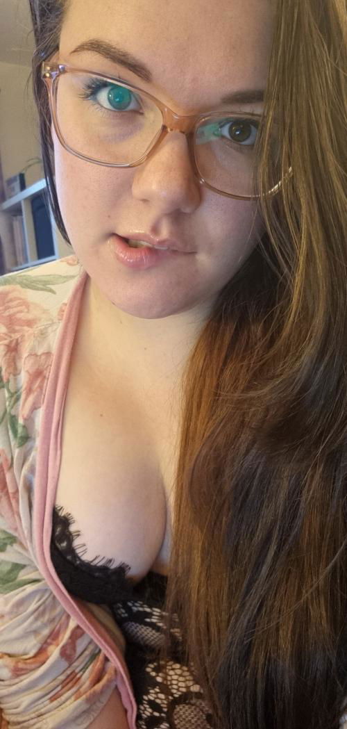 Hi guys I'm looking horny man let's fukk my wet pussy add me snapchat nora219876