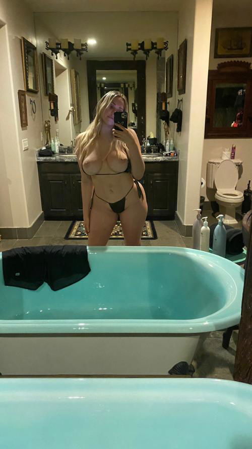 Down for hookup and fun chat text me on snap