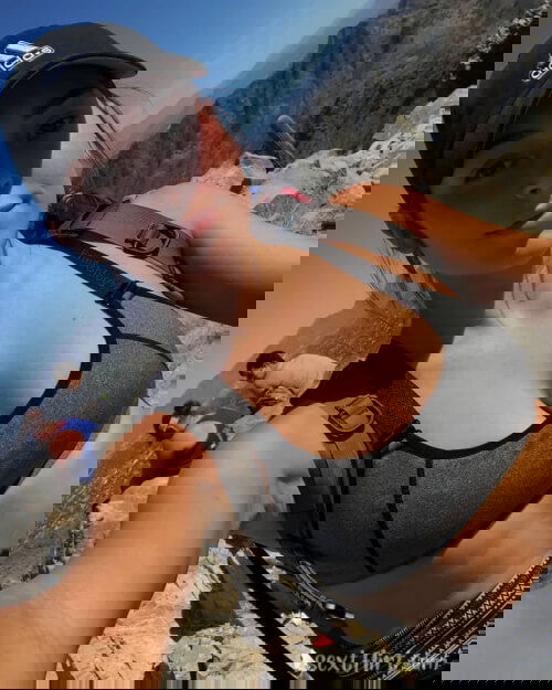 add me, i’ll video call show my pussy