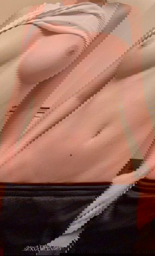 I love undressing for an audience