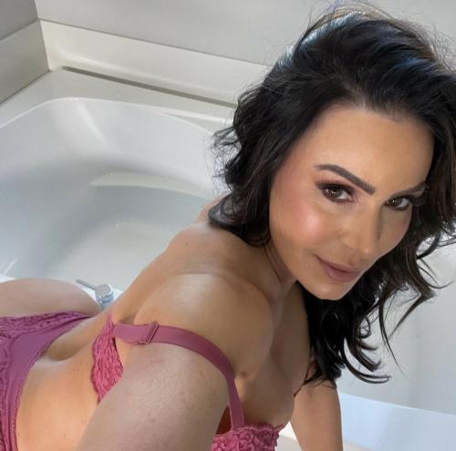 Horny right now send a Dm to hookup, I charge and I’m very honest.