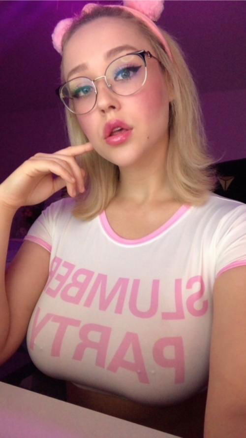 Im available for all kind of fun ,hookup and sells nudes and vids at cheaper rate