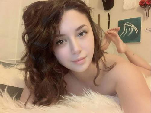 Hello everything i'm so bored and horny right now add me on kik @Cherrymae05