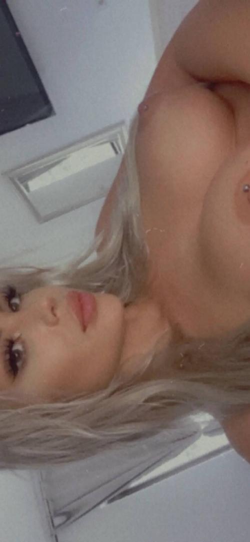 I’m so bored out my mind you should Come sext with me on snapchat: Cantbeboughtt