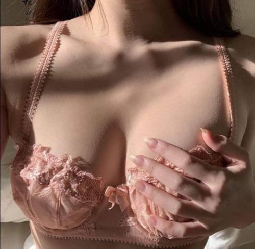 I'm very horny  looking for horny guys online now add me snap sofia_fun20
