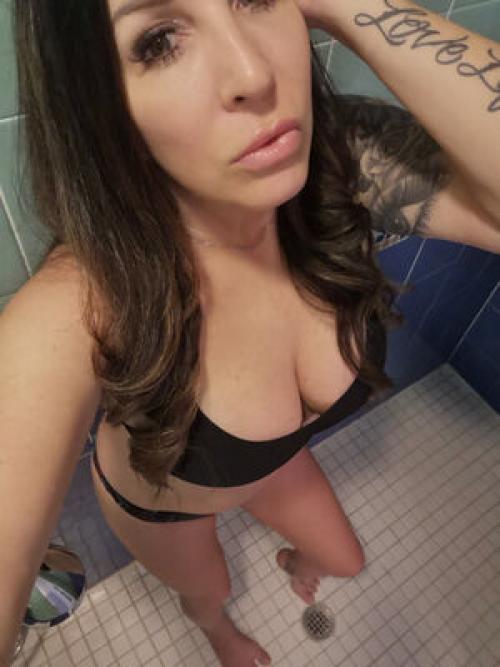 I'm looking for cam sex. Add me on Snapchat leahchloe21
