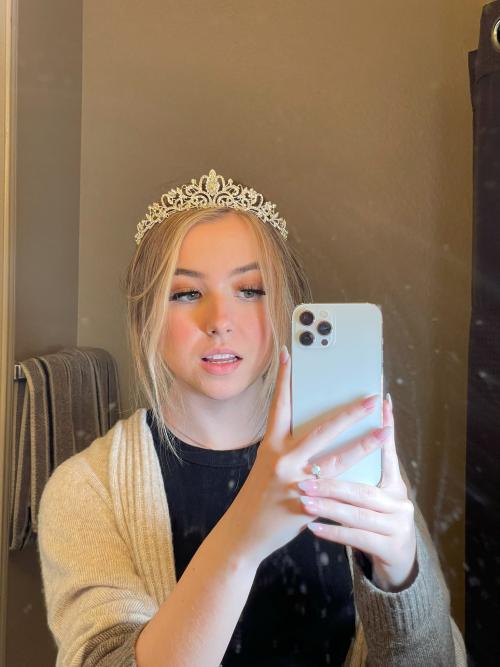 Looking for fwb fun and hookup add me on snap- evahallb