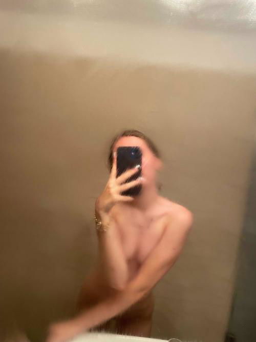 i'm alone in my room .i'm so honry add me on snap for video chat cum sex