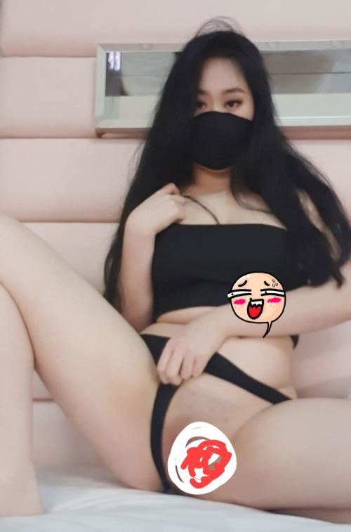 Hi Guys, look I'm real . hot now, I'm alone in my Room. add My snapchat @oliviak7129