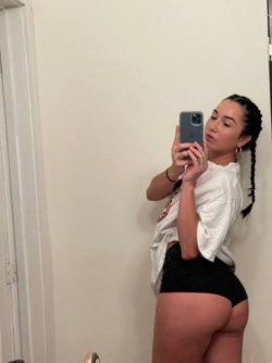 jennie00's snapchat photo - nude, horny, dirty, Thong, Curvy, Brunette, Selfie
