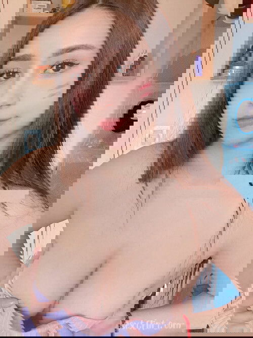I'm hot now add my snap iD:@ella_x7088