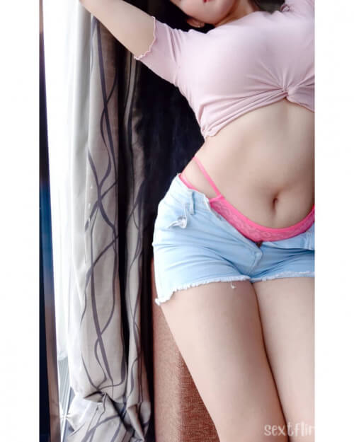 I'm alone and horny now 