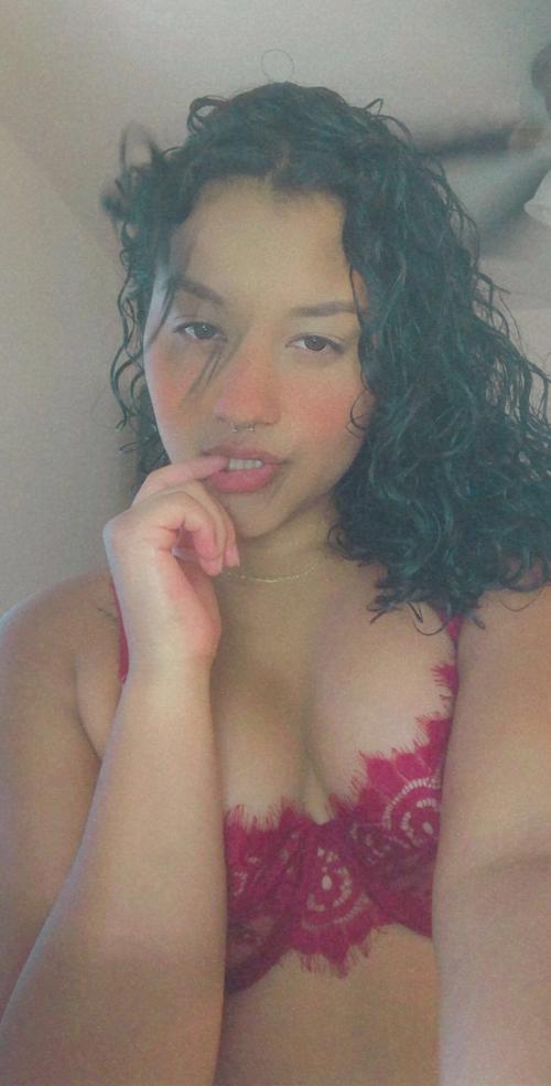 Free Hookup and nudes and videos add me on my Snapchat username..   aloriq22